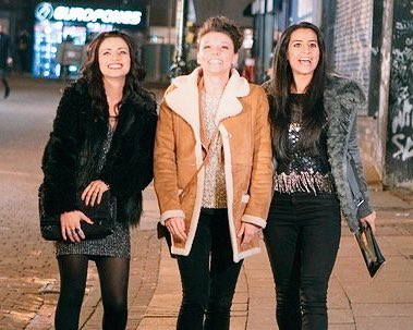 SairKhan's tweet photo. Aww acting warm when we were really freezing our arses off! @BhavnaLimbachia @Faye_Brookes https://t.co/eeO7iRQW6D