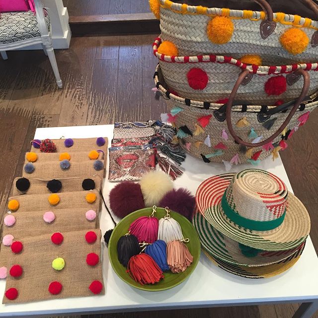 AugustinaStore's tweet photo. Fun table #pompoms ☀️ . . . #spring #resort #madeincolumbiaThis summers "it" bag handmade in Madrid - Guanabana https://t.co/zoRRNWA795