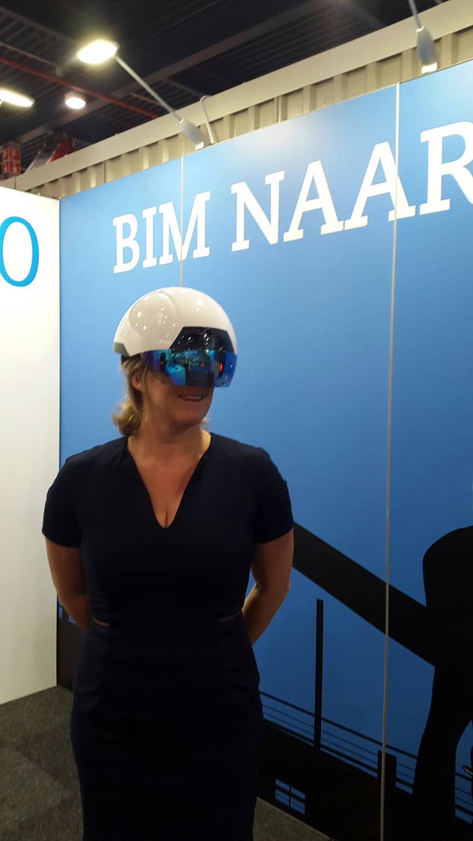 DAQRI Helm op <a href="/Itannex/">ex_caliberg</a> stand op de @BouwBeurs17  hal 11 A 054. Gaaf. Makkelijker dan hololens. (met foto)