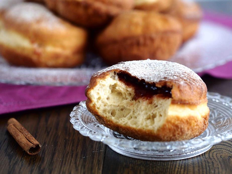panitereska's tweet photo. Tłusty Czwartek coraz bliżej - rozpoczynam masową produkcję domowych pączków :) Dziś zapraszam na Pączki piwne!  https://t.co/IStSVRK29x https://t.co/BinE5z9Pao