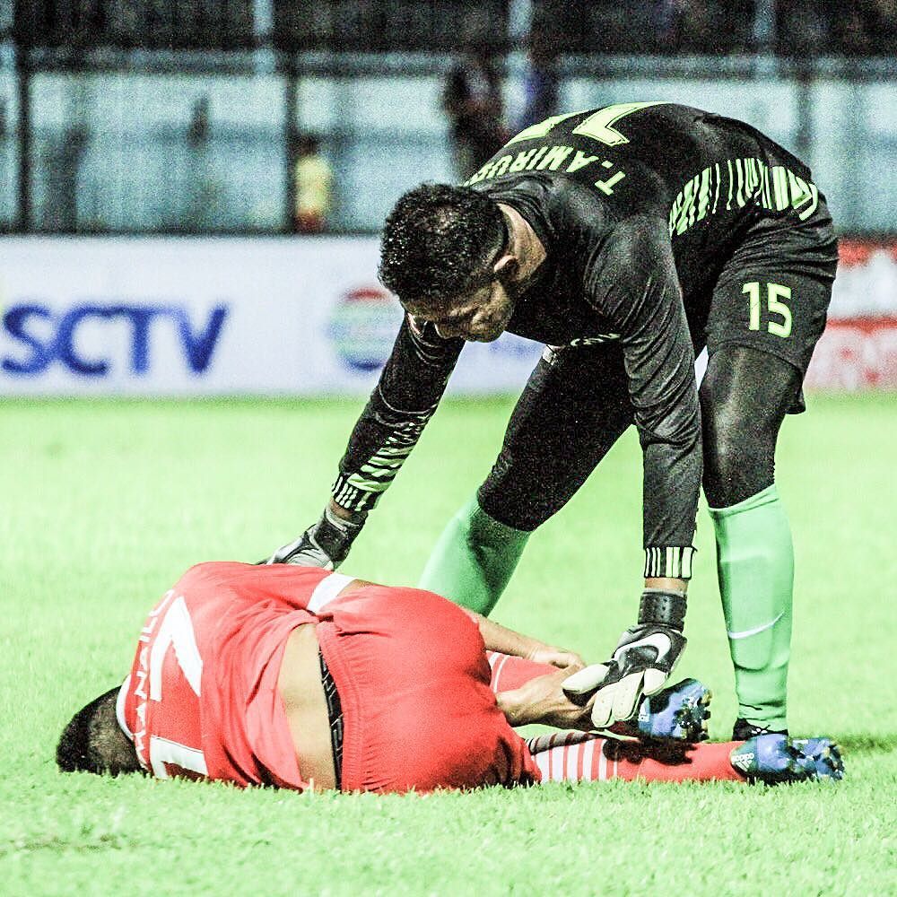 el_abie's tweet image. Umanailo mengerang kesakitan dan Teguh mencoba menolongnya. #FootballUnity #Persija #PSTNI
