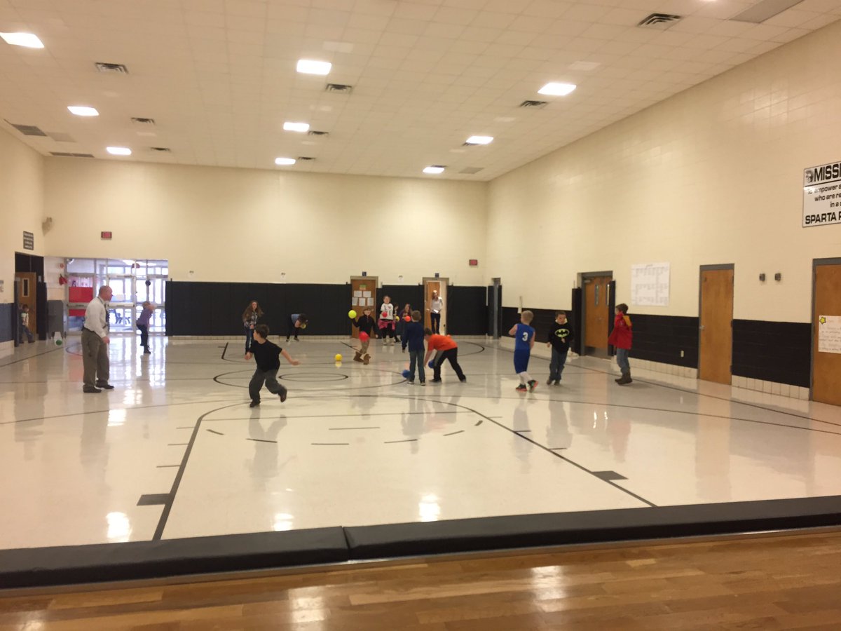 MrsAJSully's tweet photo. Dodgeball game with @COACHCHAMBERS for perfect attendance! #ThirdGrade #SpartaElementary https://t.co/2rZaFKRWLO