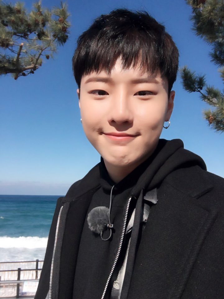 UNIQ_BRASIL's tweet photo. [#TWITTER] 06/02/17 Atualização do UNIQ:

"A selfie do #Seungyoun, brilhante como o mar do inverno, chegou! 😙 
#UNIQ #Hyoyeon10MLikes" https://t.co/QL7ek4tgEP
