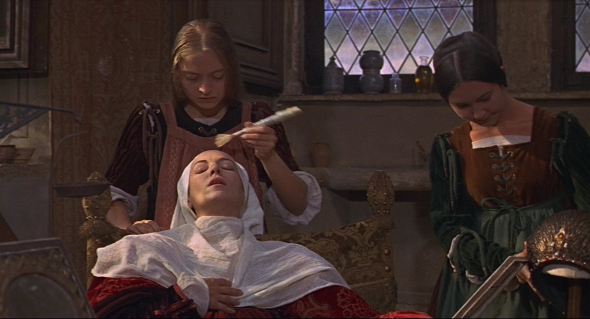 《로미오와 줄리엣》(1968)_올리비아 핫세의 미모로 유명한 작품이지요. 그러나 시대적 고증을 최대한 반영한 배경과 소품, 의상 또한 아름답습니다. 중세시대를 좋아하신다면, 오늘 밤은 이 작품을 추천해드려요. :)