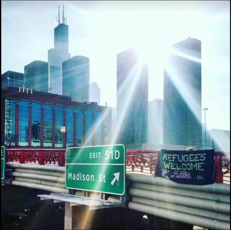 womensmarchchi's tweet photo. "Refugees Welcome" banner drop over I-90/94 in downtown Chicago this morning | #NoBanNoWall #chicagoRising #connectprotectactivate https://t.co/IPAU1KMEEZ