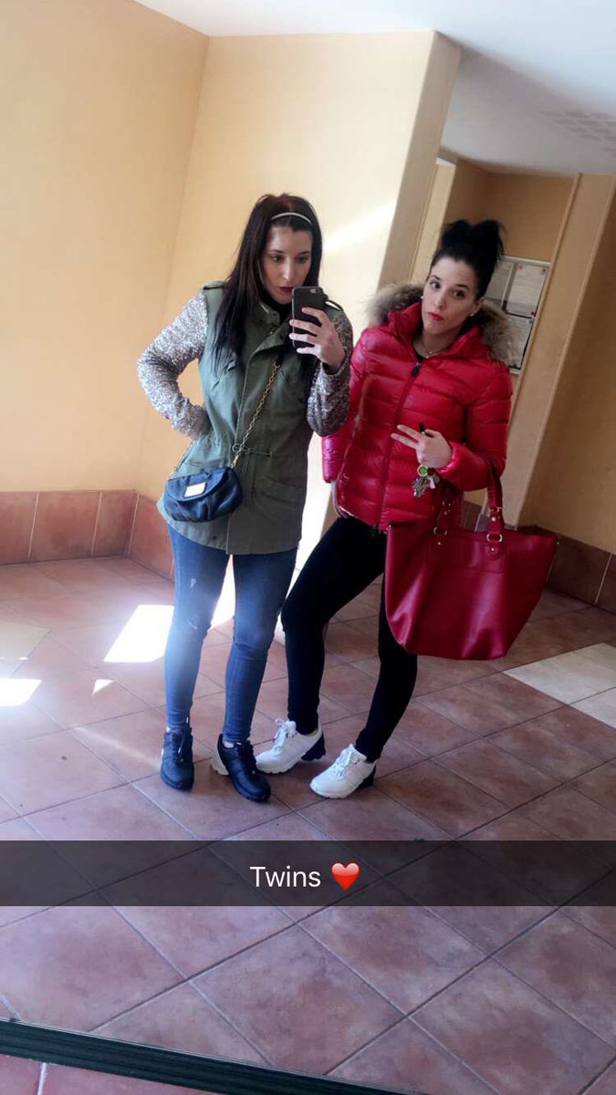 manais83's tweet photo. #selfie #morning #monday #twins #love #qlf #fitgirl https://t.co/iVKKehpbh9