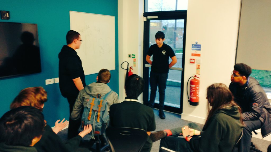 CreativeUTCMCUK's tweet photo. Our IMG Year 11's with their CAR Enrichment making a VR Game!! #utcinspired #utc #gamedev #mediacityuk https://t.co/7M1DDYnbXc