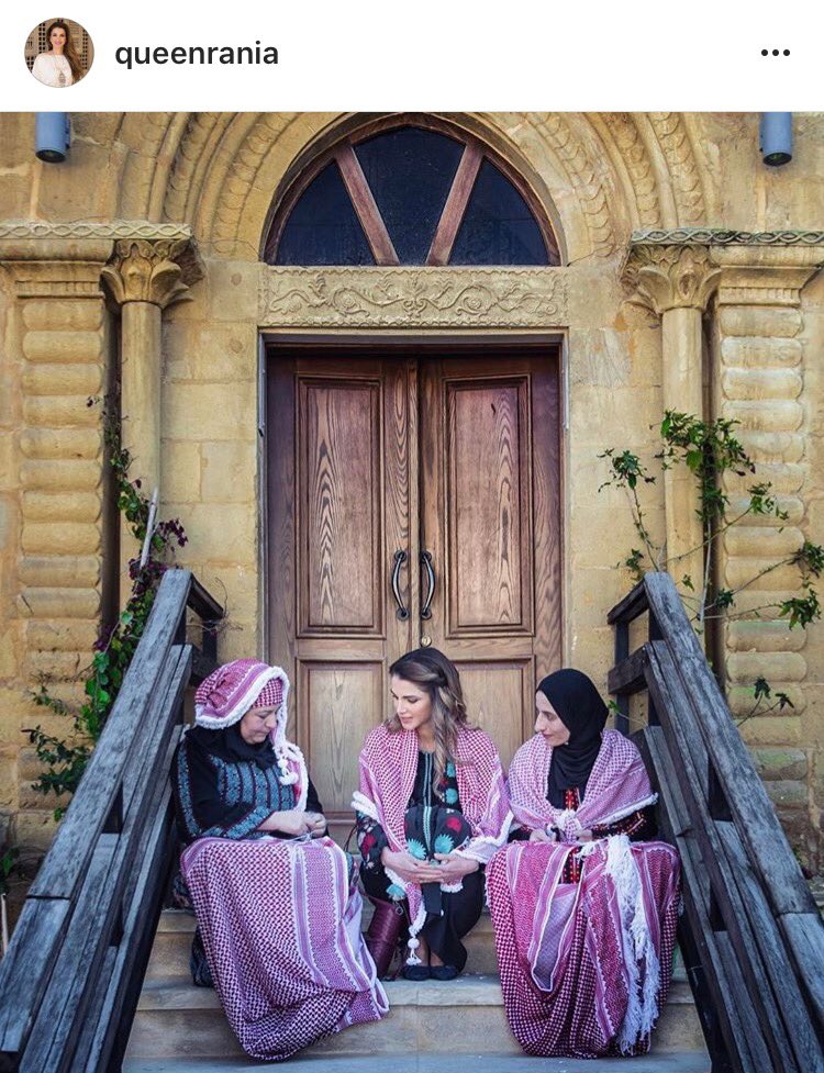 .<a href="/QueenRania/">Rania Al Abdullah</a> لهدب الشماغ قصة أردنية، وأغلى هدية كانت من الأم لابنها.. من أحاديث سيدات السلط اللواتي التقيتهن اليوم،ما أحلى جلستكم #حب_الأردن