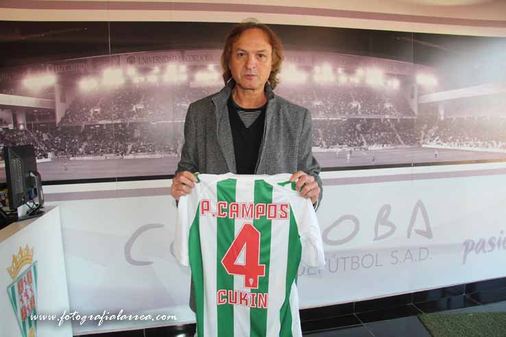 photolarrea's tweet image. Un buen gesto de una buena persona, Pedro Campos, dona una camiseta del  Cordoba CF. para un homenaje al recientemente fallecido Cukin.