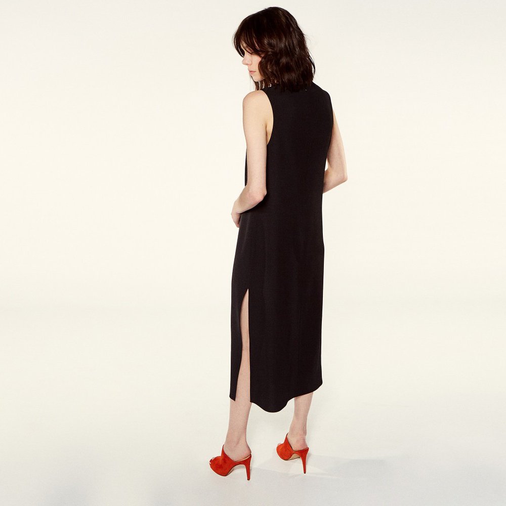 Sfera_Moda's tweet photo. Nuevas prendas cada semana en tiendas y online que nos acercan un poco más a la próxima temporada. #SferaWoman #NewCollection https://t.co/O5EDSFDBkv