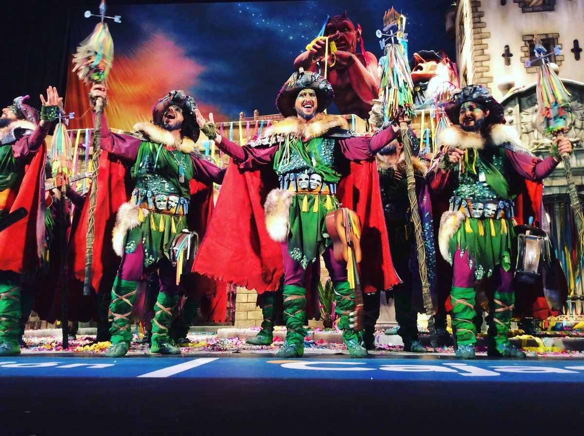letrasdcarnava's tweet photo. Y el único mandamiento, es cantar por carnaval...🎭 #LosPeregrinos https://t.co/KuJi1OsgEM