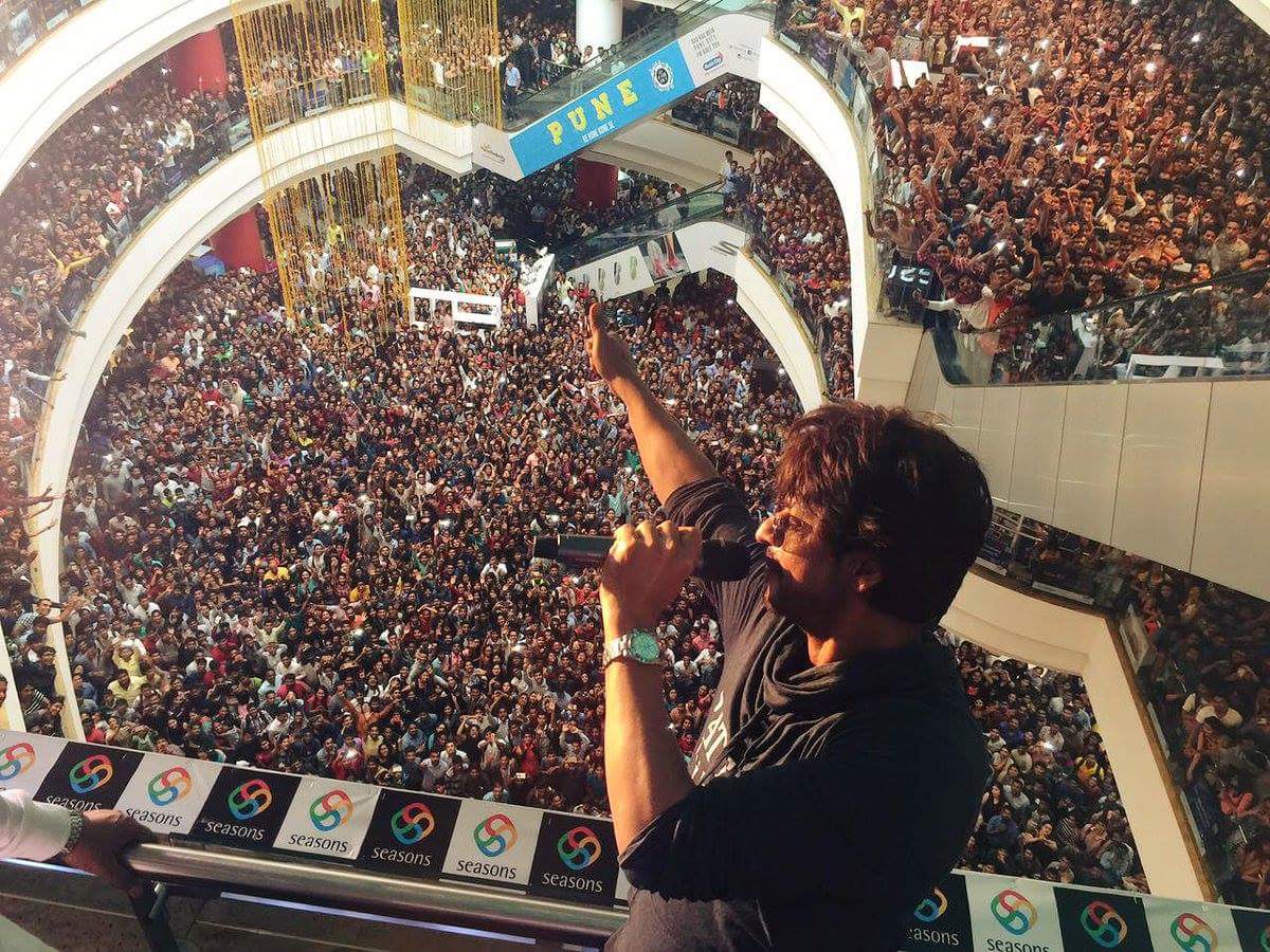 iambigstfansrk's tweet photo. This is what i called #StardomOfSRK @iamsrk pune ..maja aa gaya .. #RaeesPromotions Pune ki hawa main Raees hai sahib Ji https://t.co/HRS3SDQ2Ou