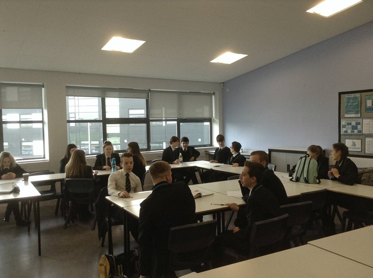 MrMerrick1's tweet photo. Y10 students having their first "App Creation" meetings! Some great ideas flying around. @gooleschool Bringing business into the new era. https://t.co/h7T9CpJ4Om