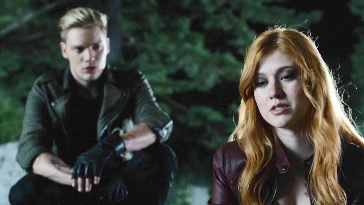 ForeverAliRae's tweet photo. Remember 1x08 when Jace actually got to be there for Clary. REALLY hoping for at least a #clace hug @toddzer1  #Shadowhunters https://t.co/VSiB8aL6LK