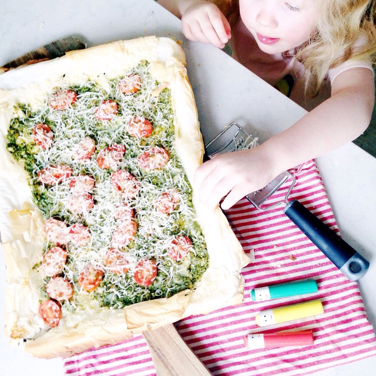 4-ingredient rainbow tart: roll out puff pastry, prick w fork, spread w pesto, cover w sliced tomatoes, top w grated cheese.20 mins at 200C.