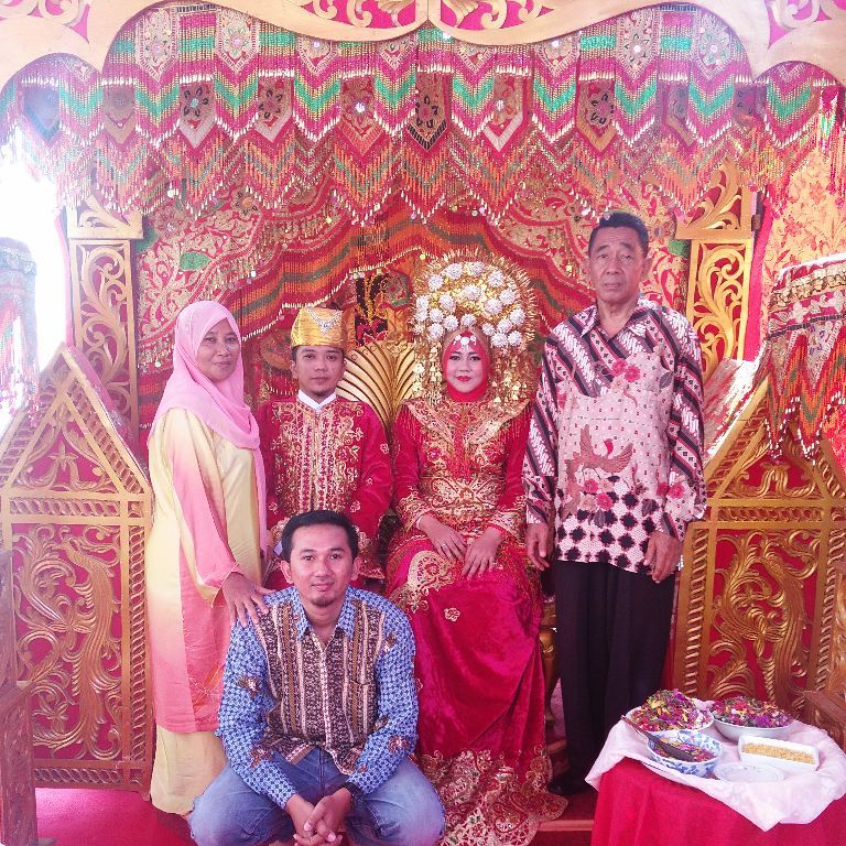 ry1011_'s tweet photo. 22 Januari 2017 
#MyWedding 😍
love you @Dionlastrada 😘 
#Suntiang #AdatMinang https://t.co/e9JkqOxJ4Q