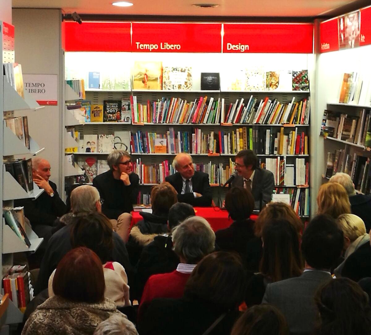 scriptamaneant's tweet image. Ringraziamo tutti i numerosi presenti per l'interesse dimostrato durante la presentazione del volume "#Raffaello" di Claudio Strinati. #arte