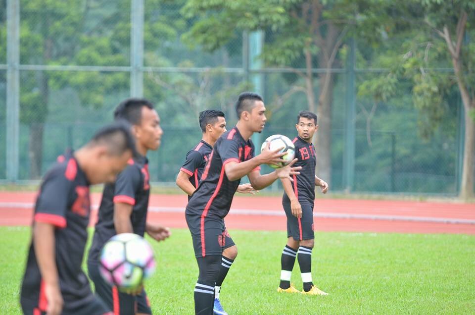 TCityFC's tweet photo. 📸 | Sesi memanaskan badan pemain-pemain #TCFC sebelum perlawanan pra-musim mereka menentang @ksdbkl petang ini. #DBKLTCFC https://t.co/hUktZhkFX2