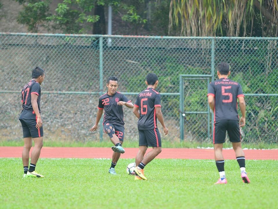 TCityFC's tweet photo. 📸 | Sesi memanaskan badan pemain-pemain #TCFC sebelum perlawanan pra-musim mereka menentang @ksdbkl petang ini. #DBKLTCFC https://t.co/hUktZhkFX2