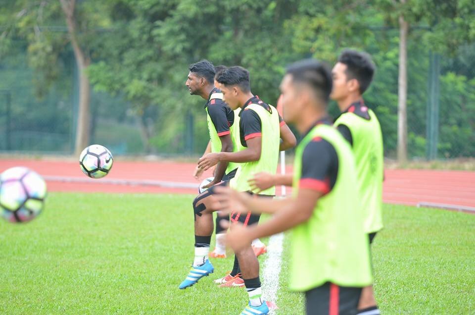 TCityFC's tweet photo. 📸 | Sesi memanaskan badan pemain-pemain #TCFC sebelum perlawanan pra-musim mereka menentang @ksdbkl petang ini. #DBKLTCFC https://t.co/hUktZhkFX2