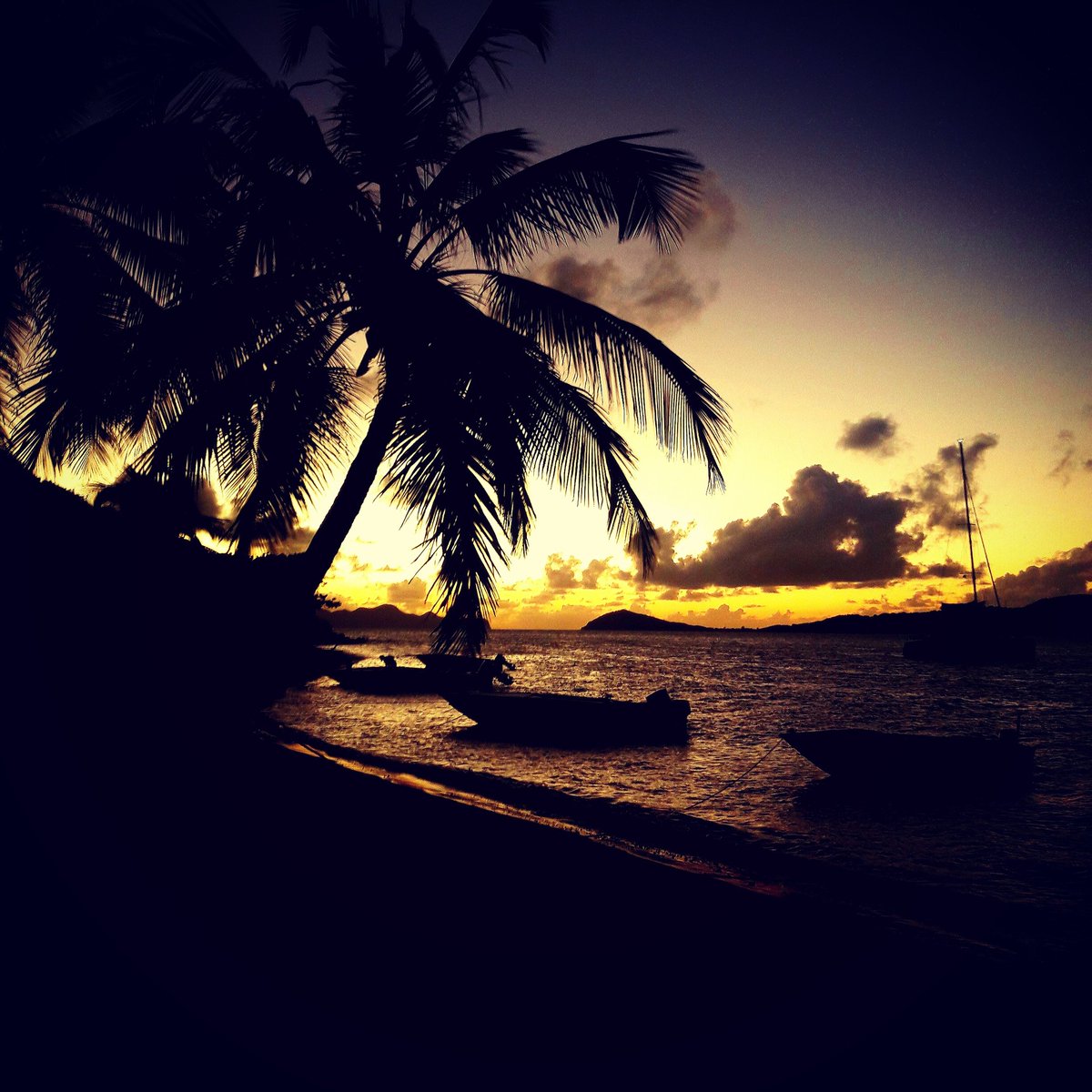 JillyFitzgerald's tweet photo. Sunset in Mustique...the best things in life are free 💛 https://t.co/vTJX1N0Je8