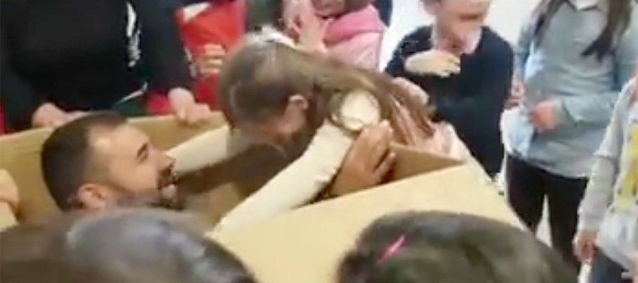 A3Noticias's tweet photo. La emotiva sorpresa a una niña en Sevilla: su padre, al que lleva meses sin ver, aparece por su cumpleaños ► https://t.co/ZpYrv87tQm https://t.co/gPNPfpWEv9
