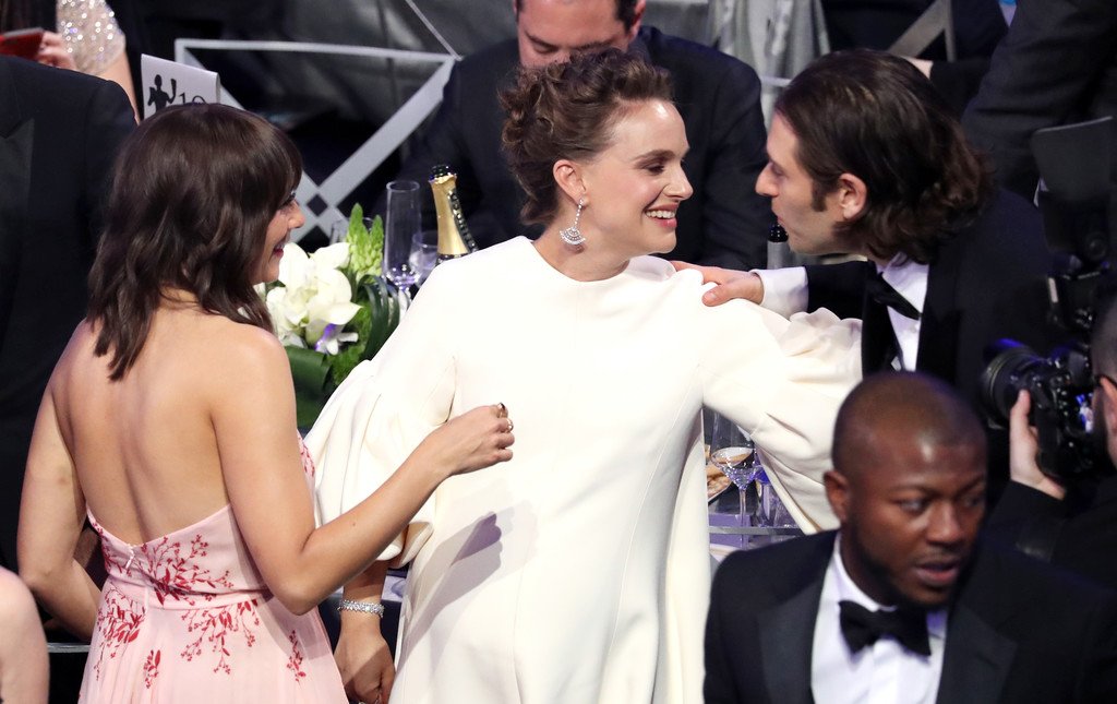NPortmanFR's tweet photo. .@SAGawards Natalie était assise à côté de Kevin Spacey ! https://t.co/IZMxEYbkdE