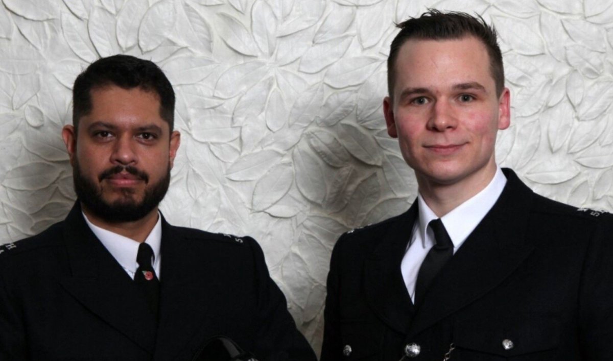 MPFed's tweet photo. PCs rescued unconscious woman from burning building https://t.co/fke5iK26PY #GreatPoliceWork #Met #BraveBobbies https://t.co/XrjLbGgHfu