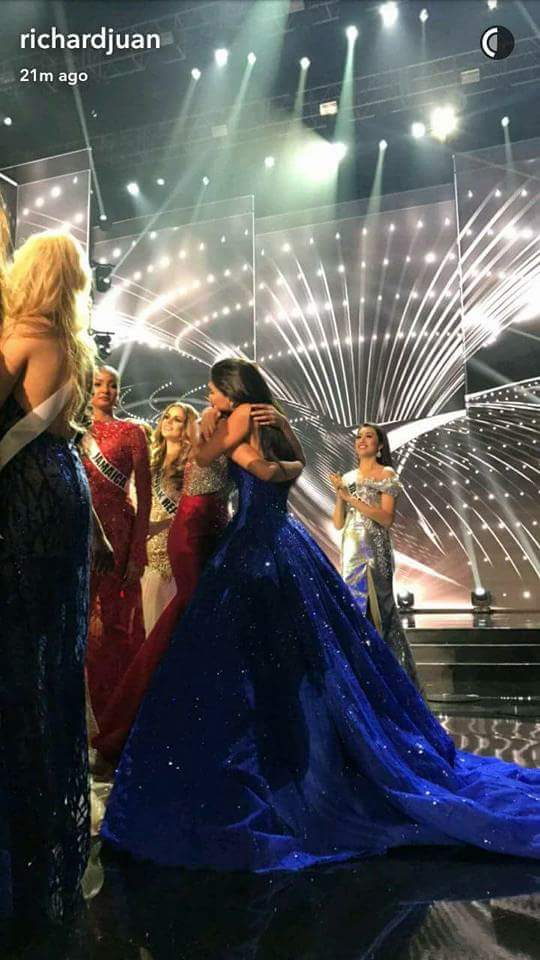 elkrislordrico's tweet image. "We are one. As one nation, we're all together!" -Maxine Medina, 2017.

 Pia hugs Maxine❤

#MissUniverse
#Philippines