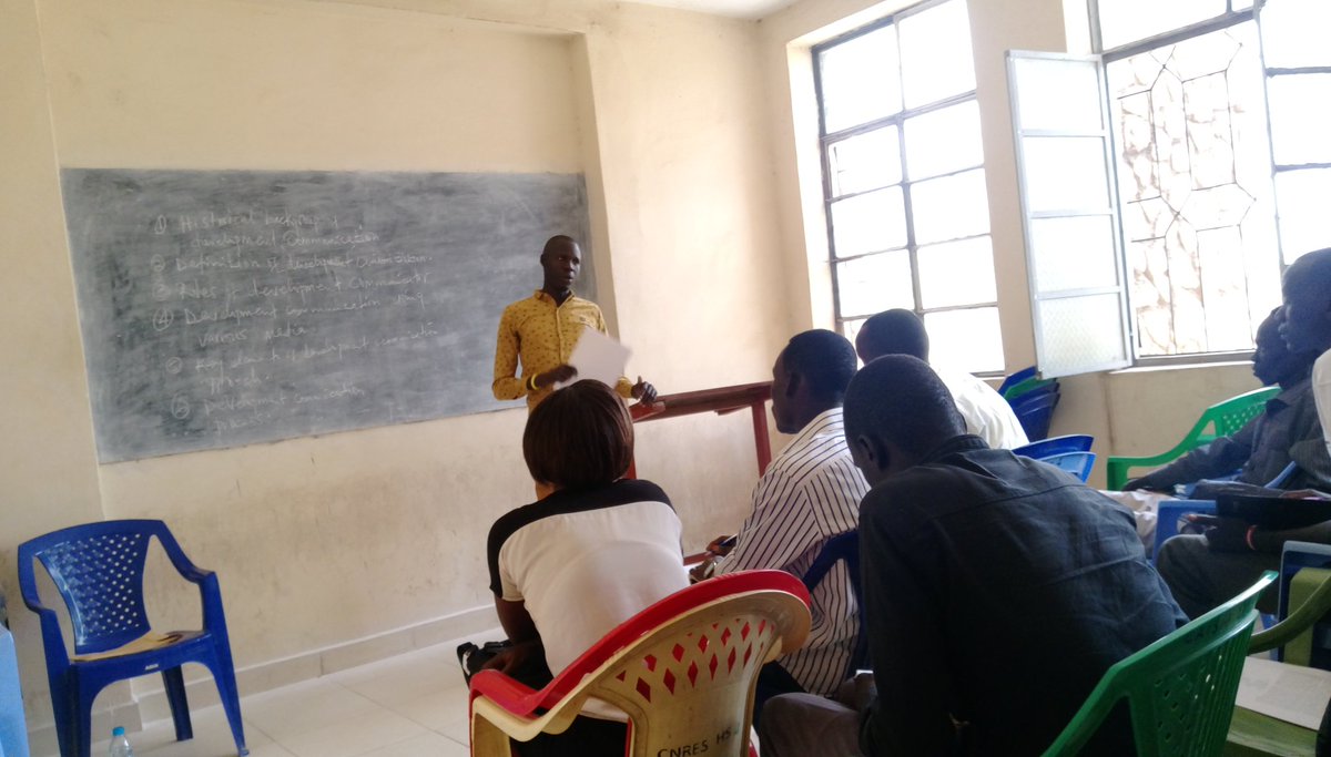 UJuba_SJMCS's tweet image. #devcomm class welcomes guest lecturer, #journalist &amp;amp; UJuba alumni @LokulishyLisi speak on role of #devcomm &amp;amp; his work @WorldVisionSSD