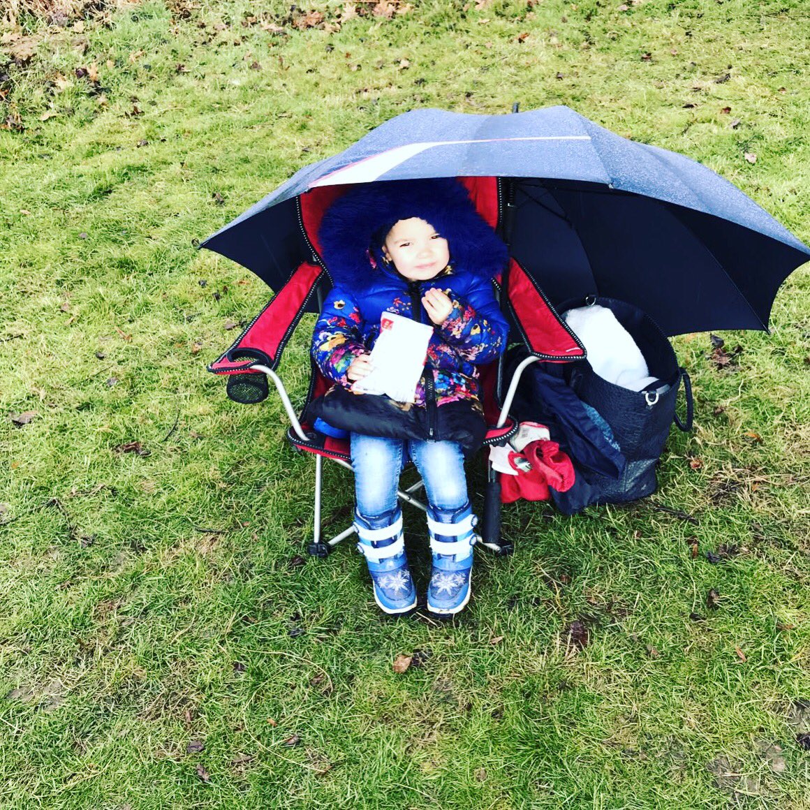 a3f6cf2695fb461's tweet photo. @FootballGrf 👀 3matches nearly 3hrs out in the cold not one whinge! #sidelinesister cheering on her brothers ⚽️⚽️👸🏼 https://t.co/KapQzfjfr0