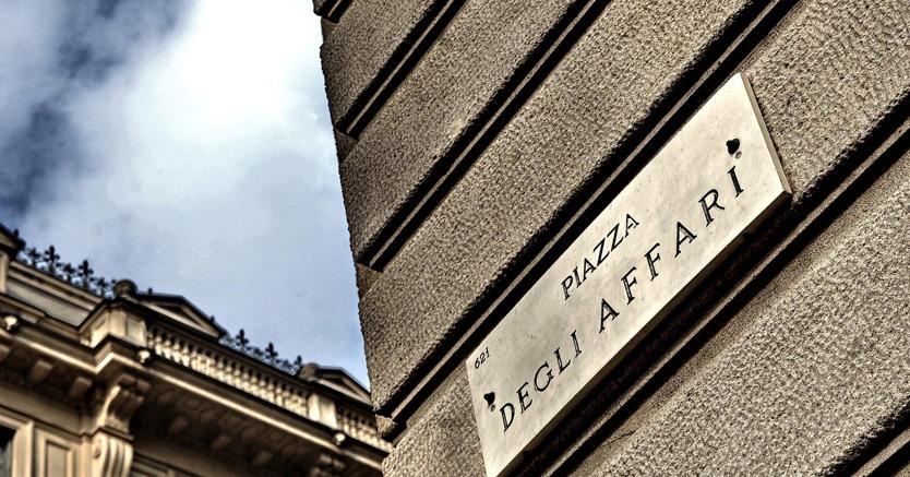 OptionWebItalia's tweet photo. https://t.co/lP8ympAqys Milano in rosso, pesano Unicredit e Eni. ... https://t.co/6xtNwVveoE via @OptionWebItalia https://t.co/zdhlVU0aik