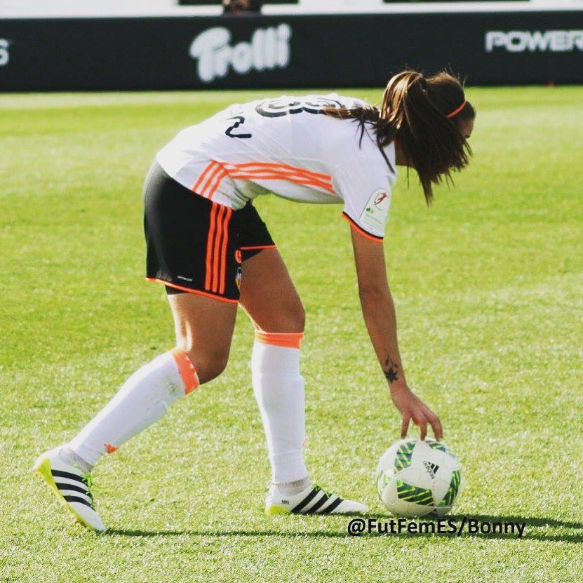 paula_nicart's tweet photo. Seguimos ⚽️ Semana para trabajar 💪🏻 #AmuntValencia ⚫️⚪️ https://t.co/0sGnrWfOyc