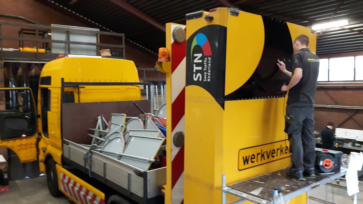 Vandaag brengt <a href="/MarnixSign/">MarnixSign</a> nieuwe bestickering aan op de STN-botser. Vakmanschap!