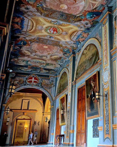 VisitMalta's tweet photo. Exploring the majestic Grandmaster's Palace in Valletta. Photo by DocGelo. https://t.co/G4bKtqM9Pt https://t.co/nqGNUTePaz