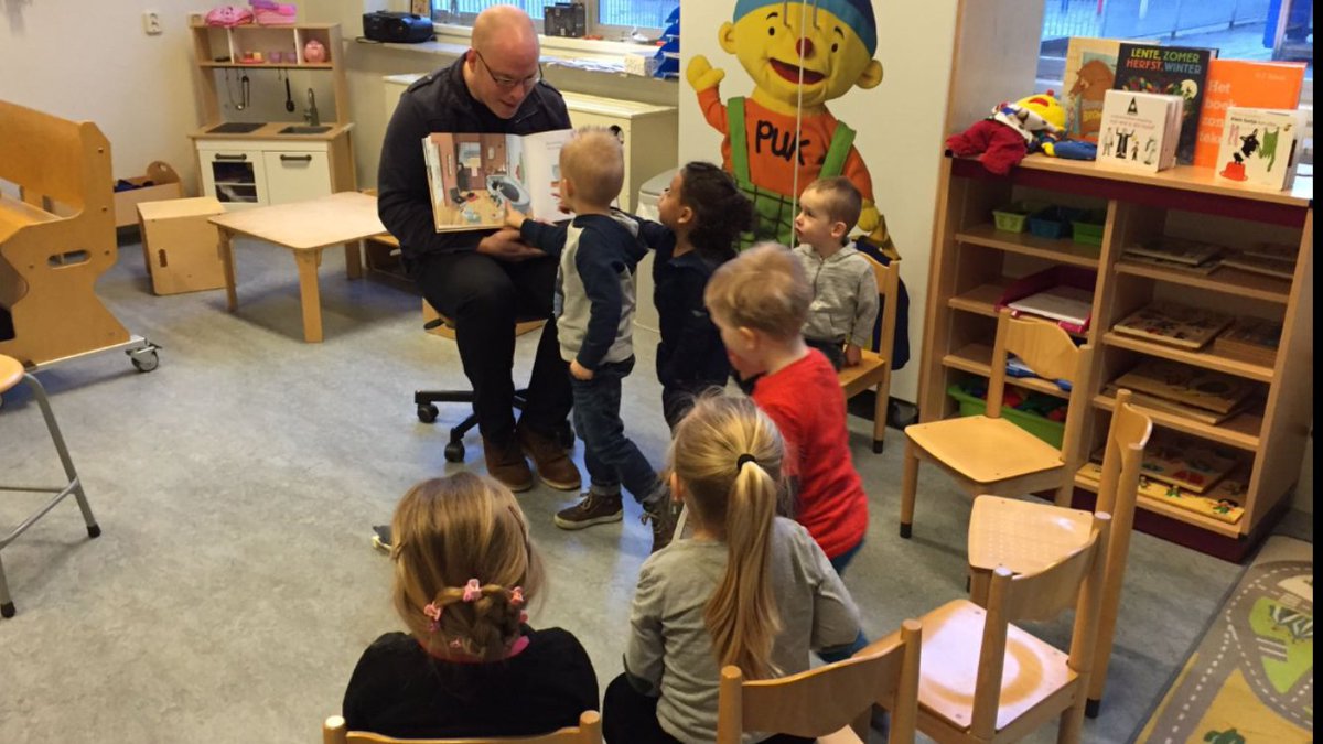 Er komen verschillende 'gastvoorlezers' tijdens de Nationale Voorleesdagen; vandaag was Meester Marc aan de beurt. #nationalevoorleesdagen