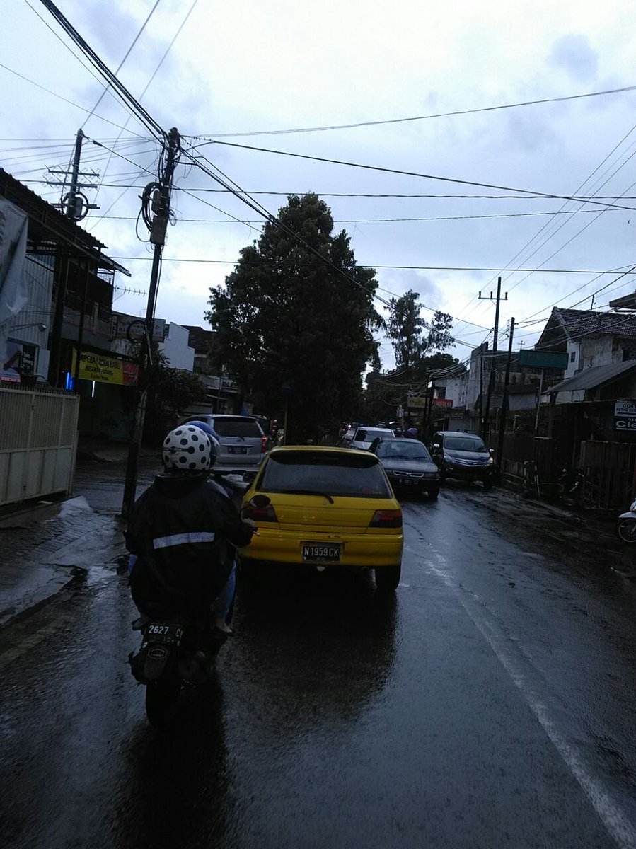 kikimaria8802's tweet photo. Pukul 16.51 lalu lintas jl mawar terpantau ramai lancar-mariabc2
@Edunewsfm @official_itv #trafficmalang https://t.co/0vF3lHwMGu