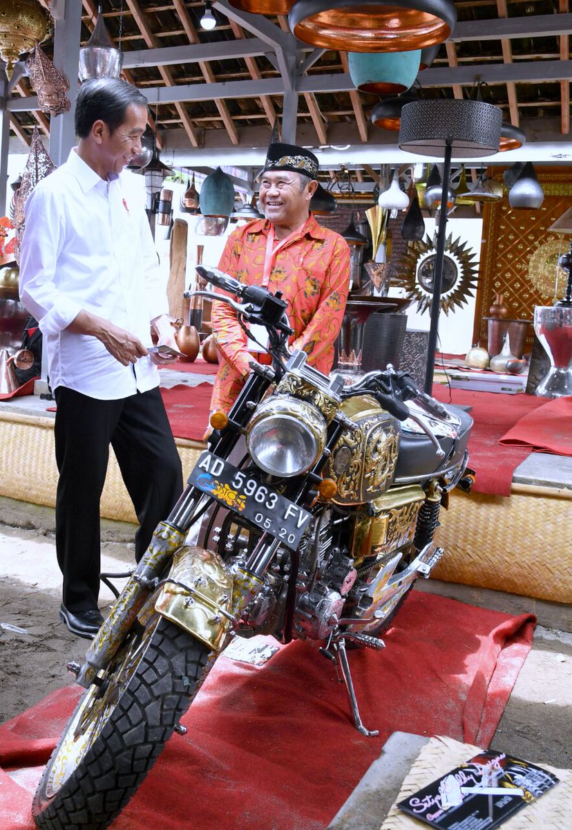 humasjateng's tweet photo. Presiden RI @jokowi tinjau stand kerajinan Usaha Kecil dlm Pameran KITE IKM di Dusun Tumang Cepogo Boyolali @ganjarpranowo @InfoBYL https://t.co/FVUv2VVg5D