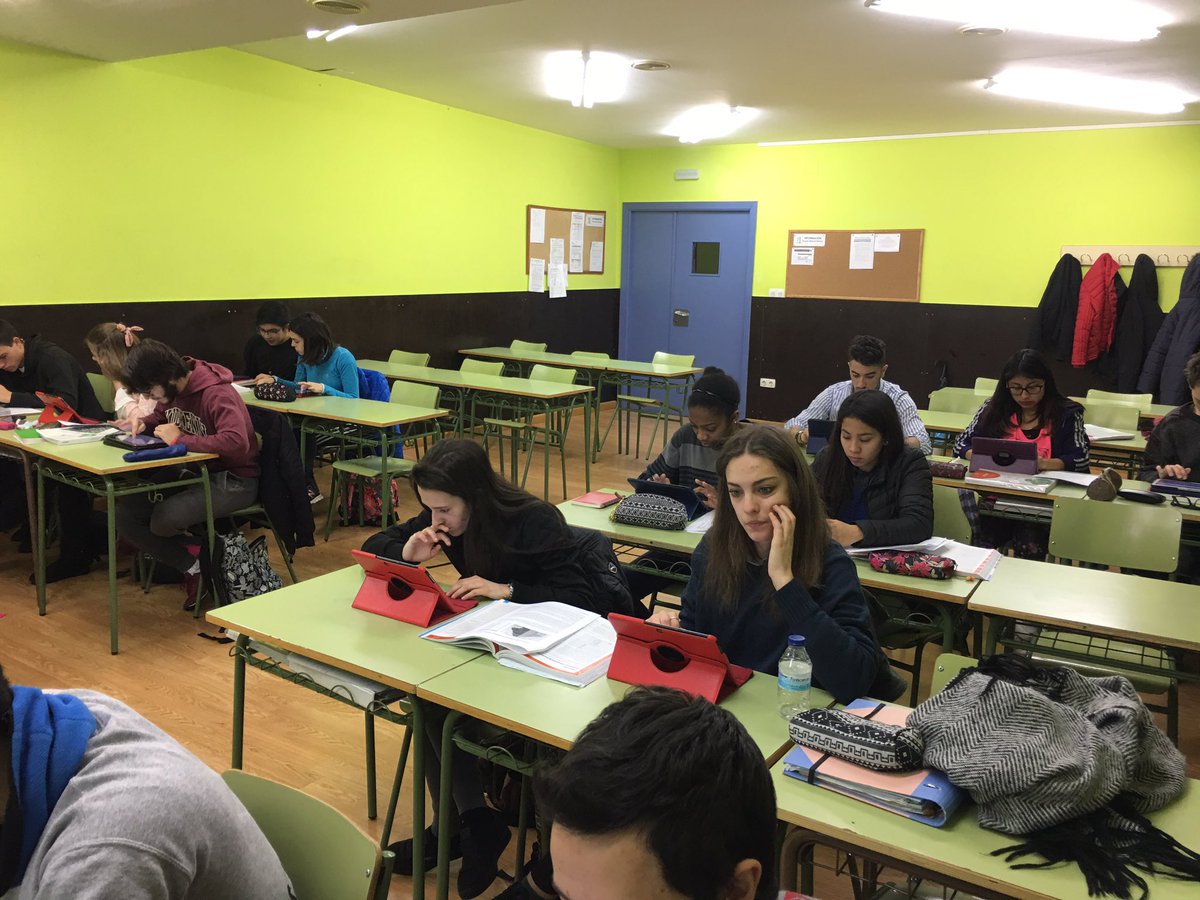 lc_pastor's tweet photo. Hoy con #BA2C_D trabajando con #tablets y @moodle Hoy comentario de #PirámidePoblación #España2014 Tic en Geografía de España. https://t.co/7n6v0x1CBE