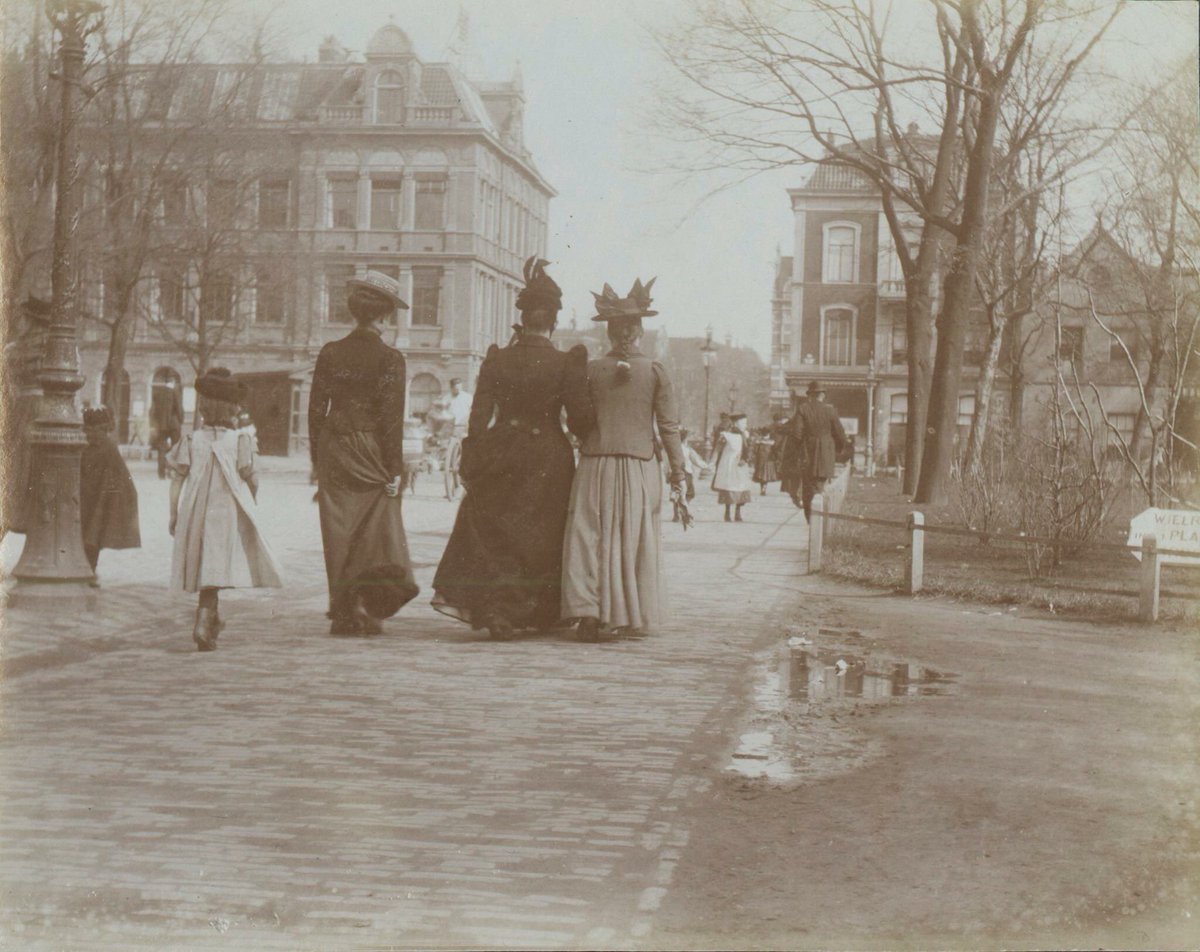 Wat vliegt de tijd! De expo 'Amsterdam 1900' in <a href="/stadsarchief/">Stadsarchief Amsterdam</a> is nog maar één week te zien! Lees meer op onze blog: kunstmeisjes.com/portfolio/go-n…