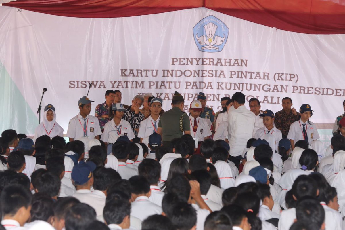 humasjateng's tweet photo. Gub @ganjarpranowo dampingi Presiden @jokowi menyerahkan Kartu Indonesia Pintar untuk Siswa Yatim Piatu di SMKN 1 Mojosongo Kab Boyolali https://t.co/kgoinXTiIc