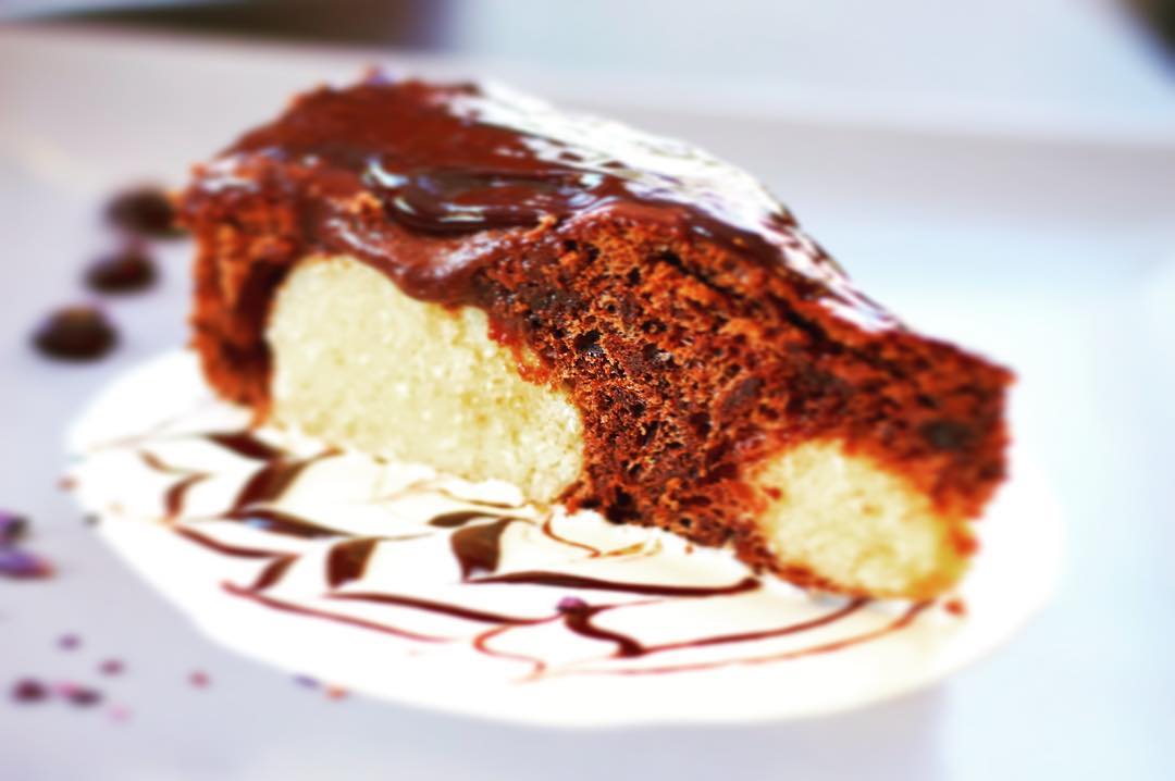 CrocusHotel's tweet photo. Aj domáca čokoládovo-tvarohová torta môže byť skvelý začiatok týždňa! 😀  #strbskepleso #hotelcrocus #hightatras #chocolate #cake https://t.co/CjiVvSPq9H
