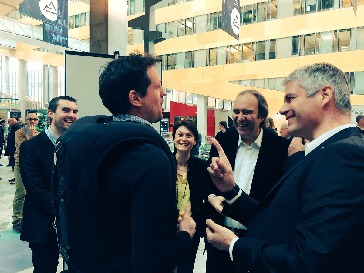 inandmotion's tweet photo. Présentation de l'#Airbag #moto à @Xavier75 et @laurentwauquiez! #DigitalSummit #RegionAuvergneRhôneAlpes #AirbagRevolution #tech #startup https://t.co/2qDku1XECk