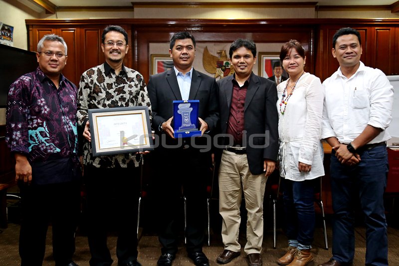 KPU_ID's tweet photo. KPU RI Terima Integritas Award 2016 https://t.co/NapDudDgER @juriardiantoro @ferryfkr @mas_abudiman @robie2u @K_Setyawan https://t.co/aS66hRjjkz