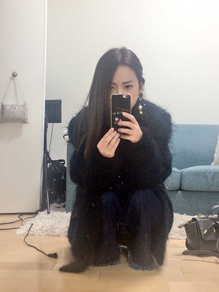関根りさ 今日のコーデ ちらっ アウター パリの古着屋さんの何か ニット Envym パンツ Emoda ピアス Nui Accessories 見えない おなかへった ちらっ 関根りさ 今日のコーデ ちらっ アウター パリの古着屋さんの何か ニット Envym パンツ Emoda ピアス Nui Accessories 見えない おなかへった ちらっ