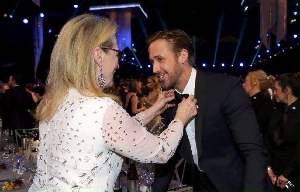 Mainstreaming10's tweet photo. #RyanGosling papillon fuori posto? Nessun problema, ci pensa #MerylStreep 
#sagawards https://t.co/QJ8Luu1jAM