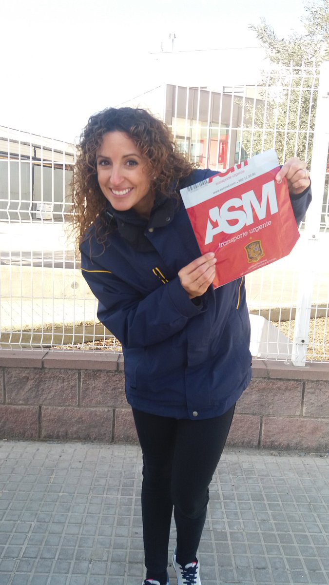 miriam22380's tweet photo. @ASM_oficial #eldiadelmensajero#seguimos repartiendo sonrisas#we deliver GLS-ASM https://t.co/PnillmNHrA