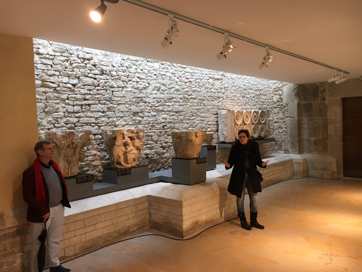 <a href="/AbbayeDeCluny/">abbaye de Cluny</a> identifiée comme appartenant au moyen-âge mais qui a continué à vivre bien au-delà. Voir les bornes chronologiques