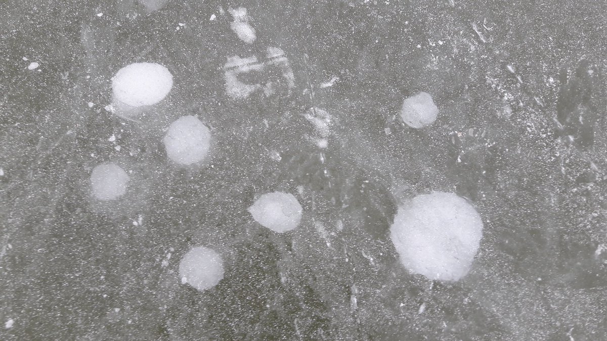 ice bubbles ❄⛸❄ #myneusiedlersee #eislaufenamneusiedlersee #outdoors #beautiful #nature #iceskate #ice