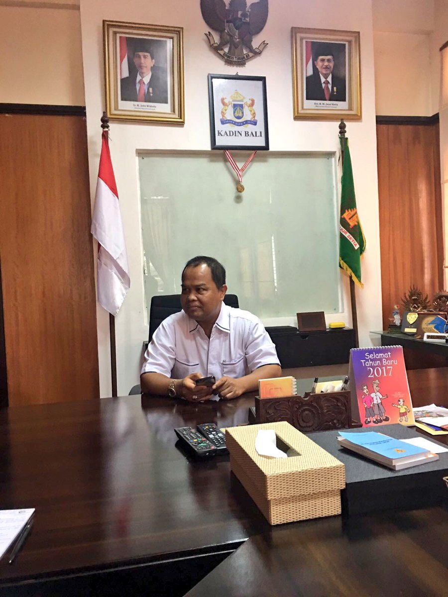 INAinDarwin's tweet photo. Bu Woro &amp; Jef meet Bali Chamber of Commerce Bapak Wiraputra for @ChamberNT_CEO @PeterStylesMLA @KenVowles @Balitoday https://t.co/xQivqwz8BH